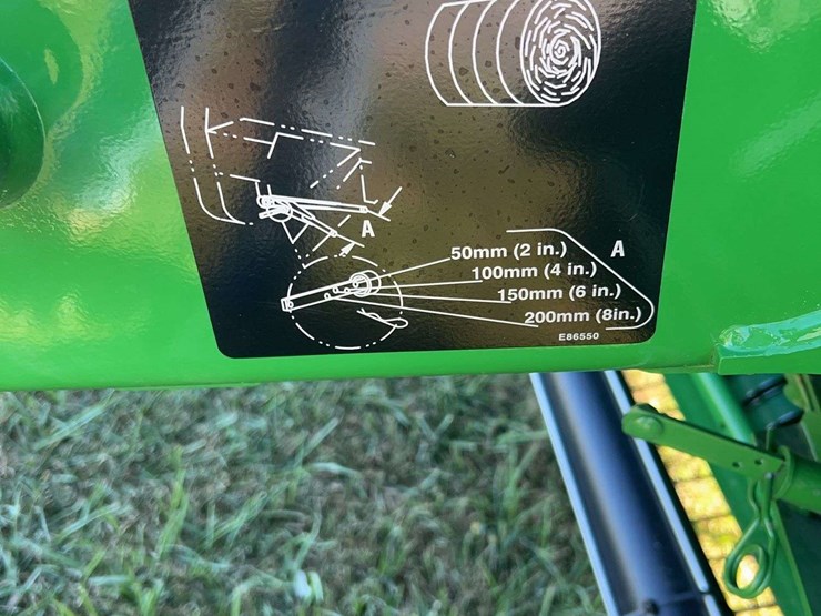 2020-john-deere-560m-image-22