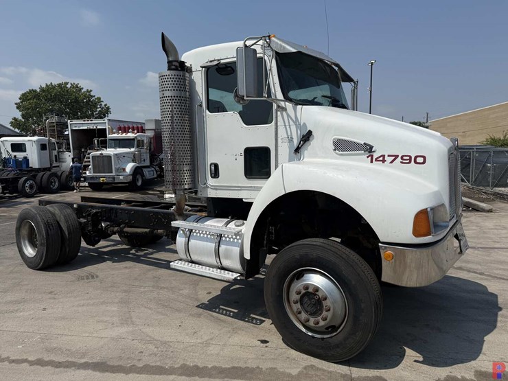 2005-kenworth-t300-image-2