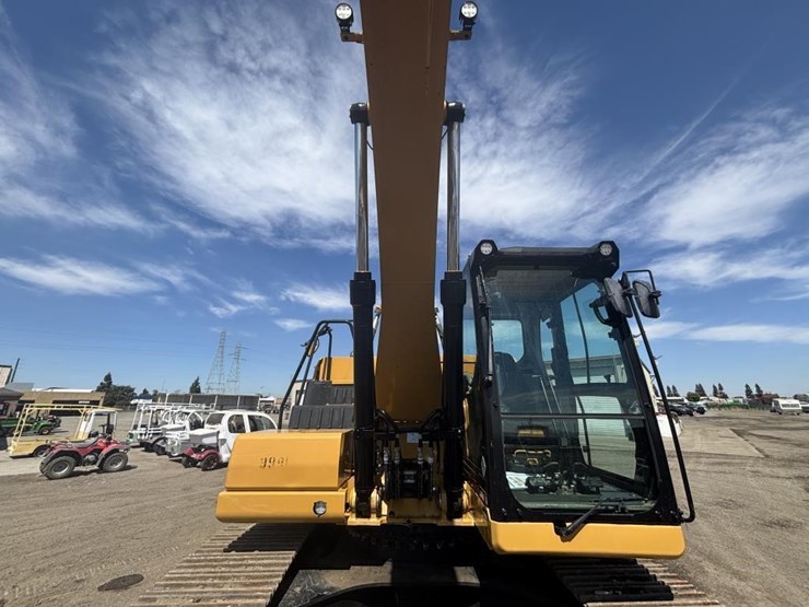 2020-caterpillar-320-image-18