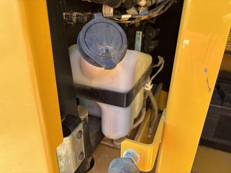 2020-caterpillar-320-image-41