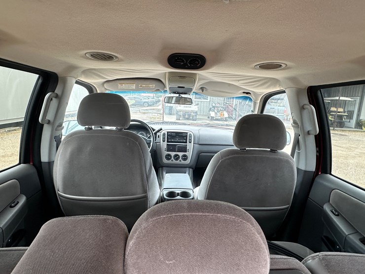 2005-ford-explorer-image-25
