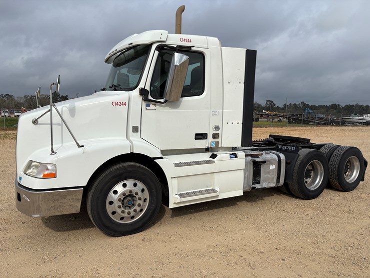 #78680-•-2014-volvo-vnm-truck-tractor-image-1