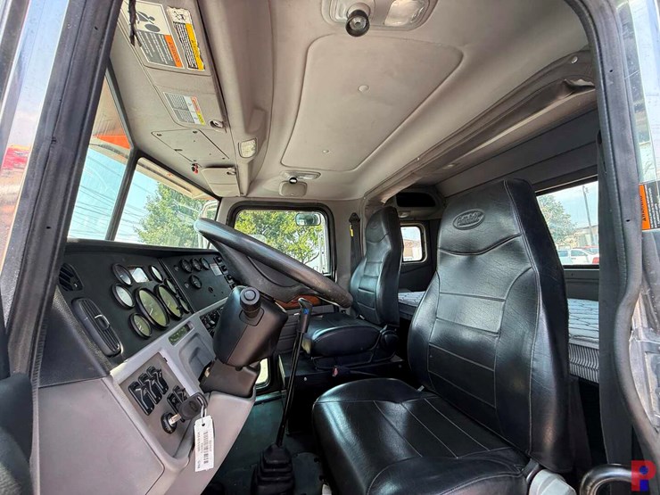2013-peterbilt-367-image-9