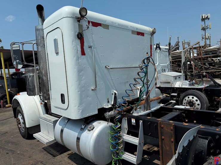 2013-peterbilt-367-image-5