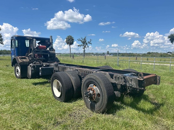2020-peterbilt-520-image-4