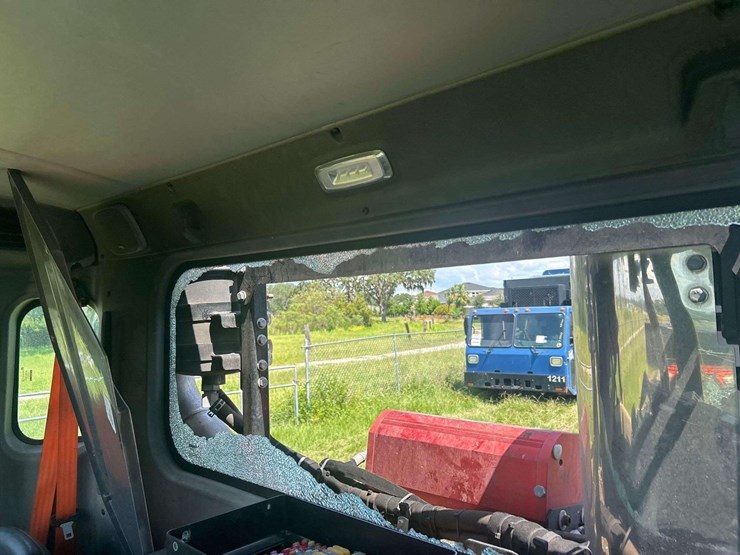 2020-peterbilt-520-image-21