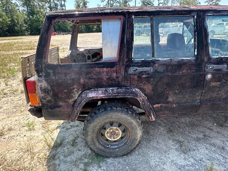 #22910-•-1984-jeep-image-19