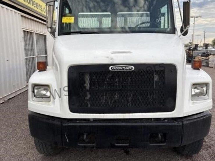 2003-freightliner-fl70-image-3