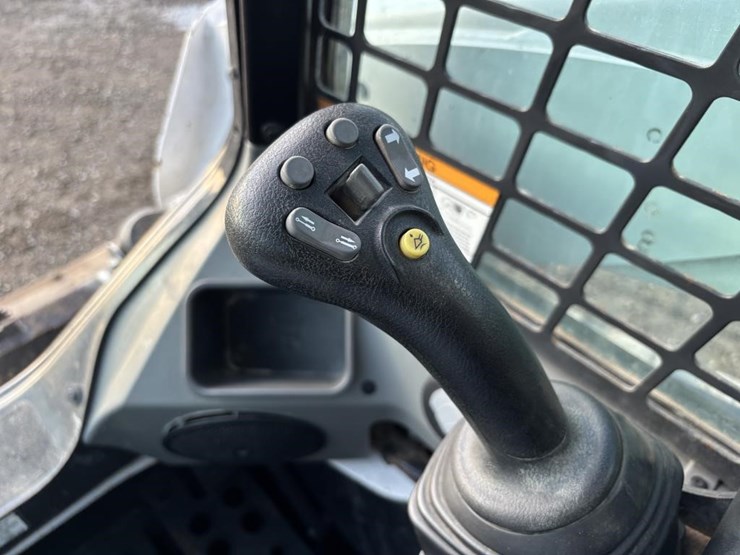 2019-bobcat-t740-image-23