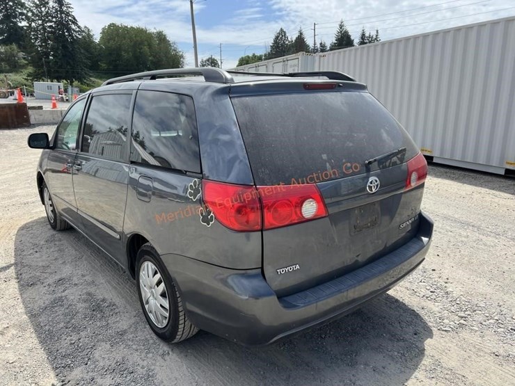 2006-toyota-sienna-image-13