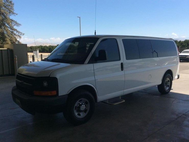 2013-chevrolet-3500-image-2