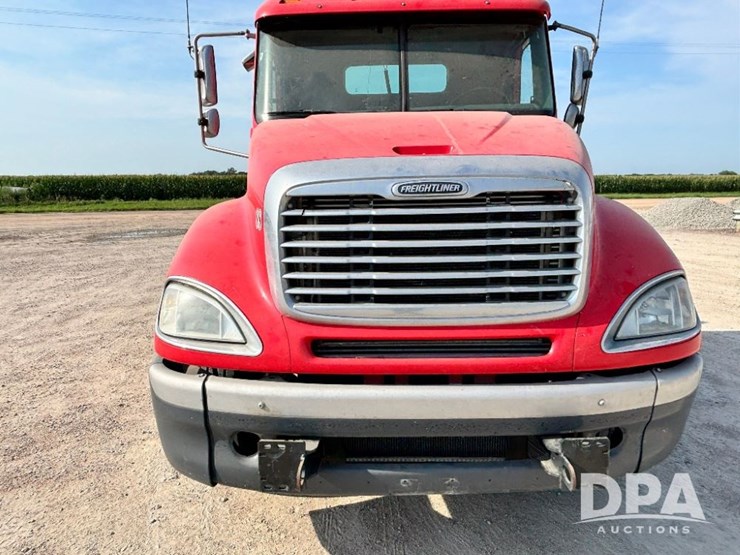 2006-freightliner-columbia-day-cab-truck-(gp11331,-unit-88)-image-17