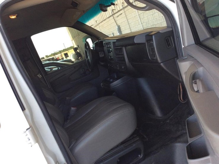 2013-chevrolet-3500-image-10