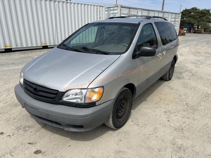 2002-toyota-sienna-le-image-1