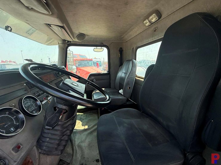 2005-kenworth-t300-image-14