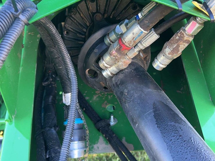2020-john-deere-560m-image-25
