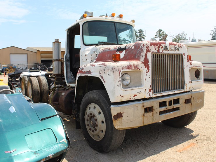 1979-mack-r685st-image-2