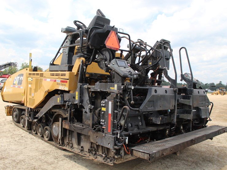 2017-caterpillar-ap-1055f-image-26