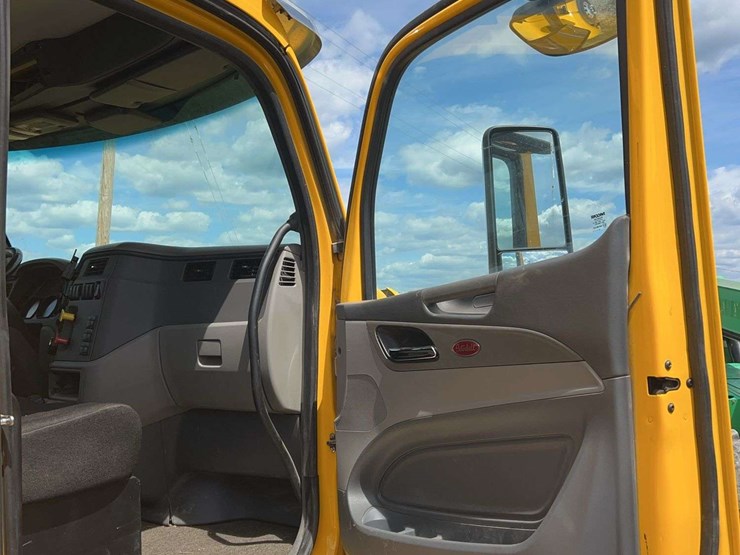 2016-peterbilt-579-image-21