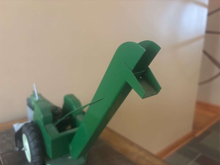 1/16-oliver-770-w/mounted-corn-picker-custom-image-12