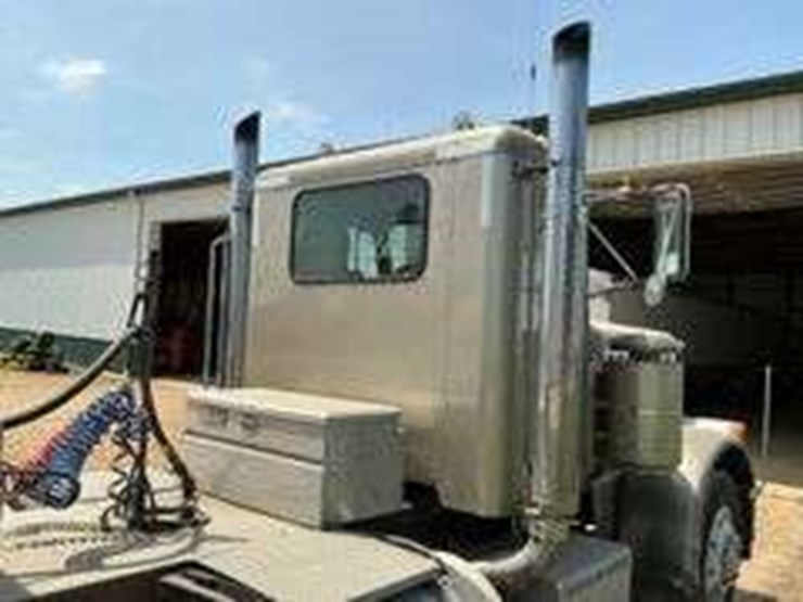 1983-peterbilt-400-semi-truck-image-6