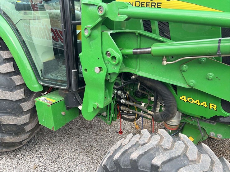 john-deere-4044r-image-28