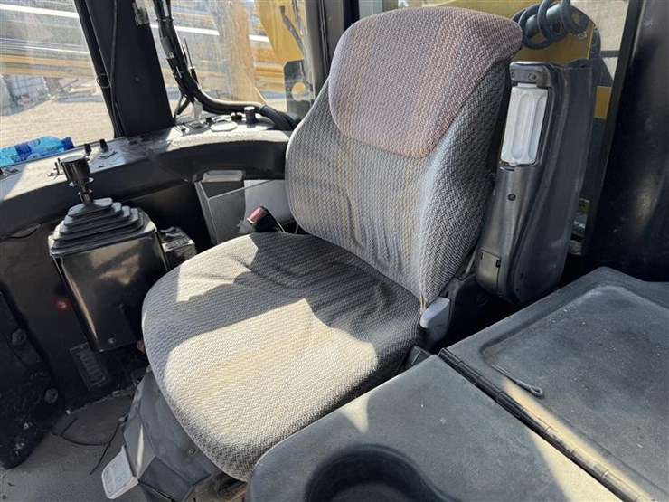 2005-john-deere-70-image-11