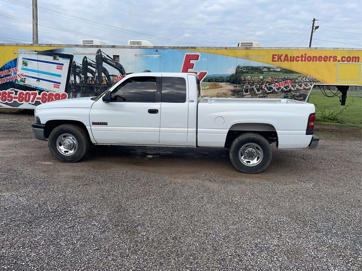 2001-dodge-2500-image-2