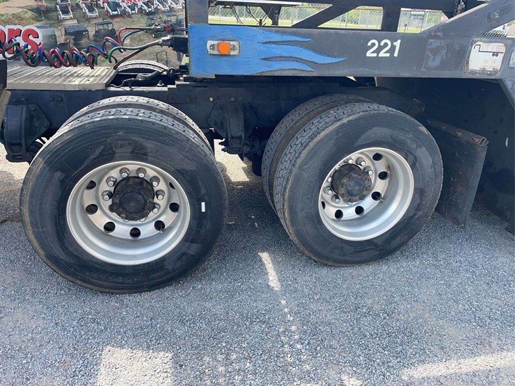 2009-peterbilt-387-image-13