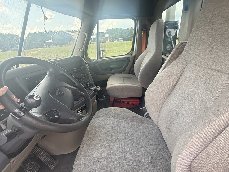 2018-freightliner-cascadia-125-image-4