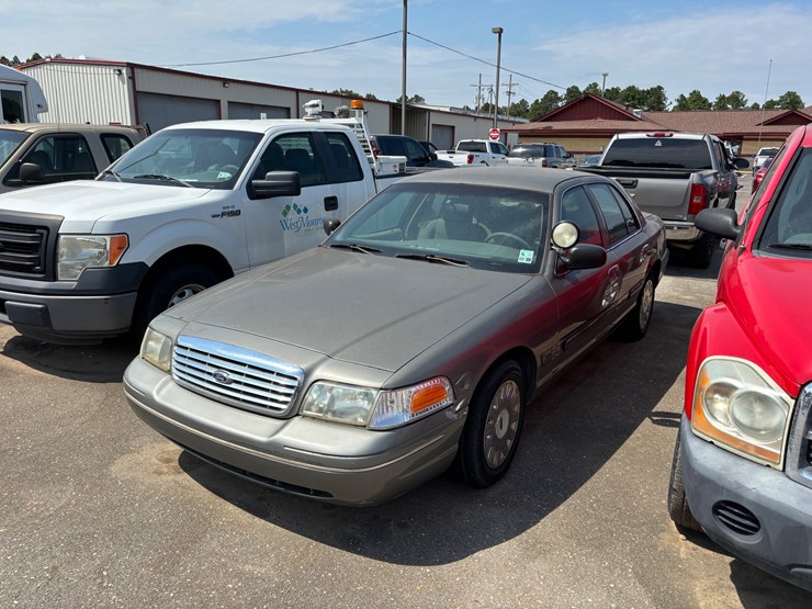 #5009-•-2003-ford-crown-victoria-|-for-parts/repairs-image-1