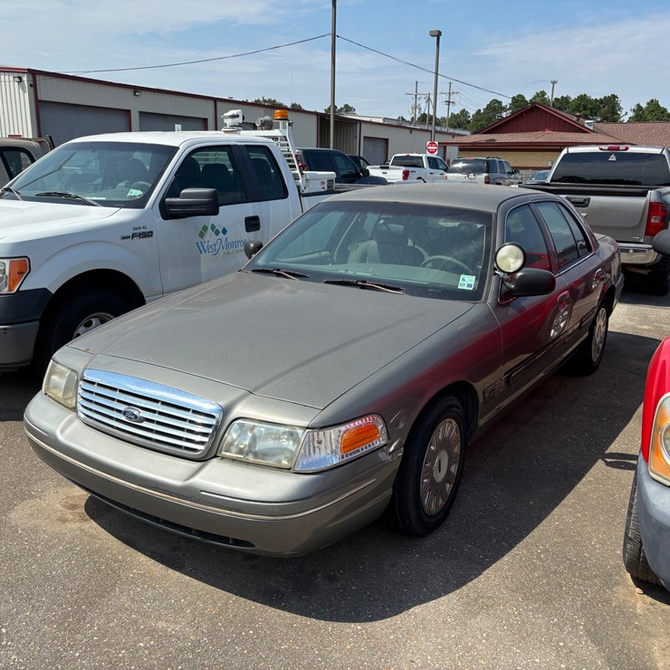 #5009 • 2003 FORD CROWN VICTORIA | FOR PARTS/REPAIRS