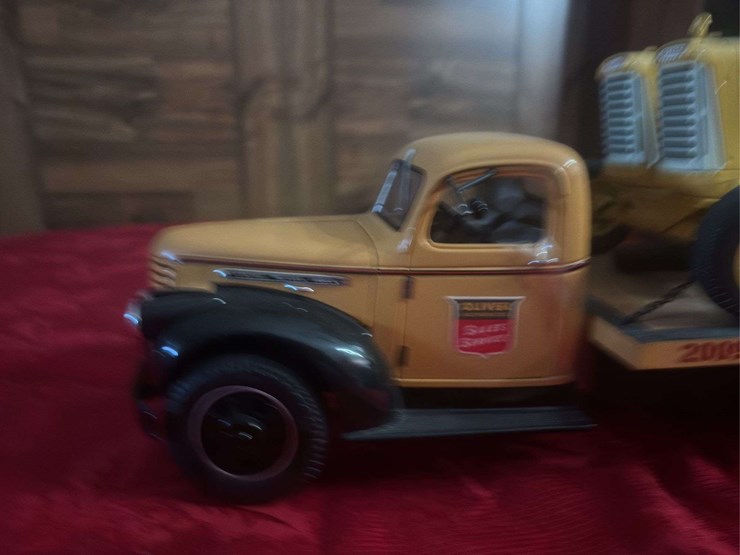 1/16-oliver-880-twin-tractor-and-gmc-delivery-truck-image-9