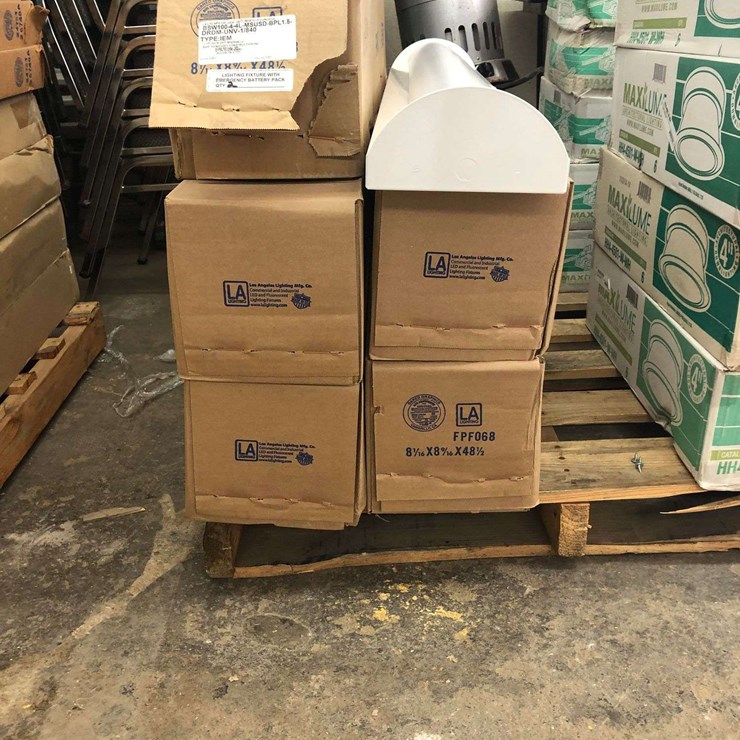 QTY (10) 4' LED LIGHTS W/BATTERY BACK UP