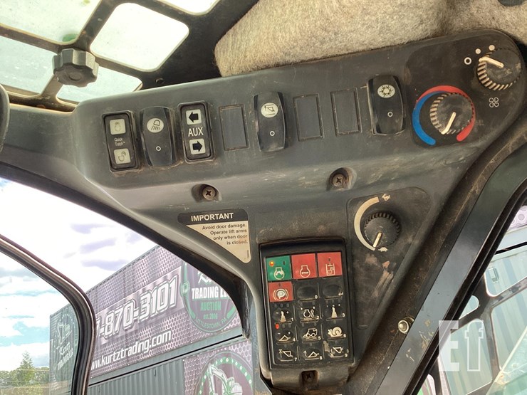 2015-deere-323e-image-18