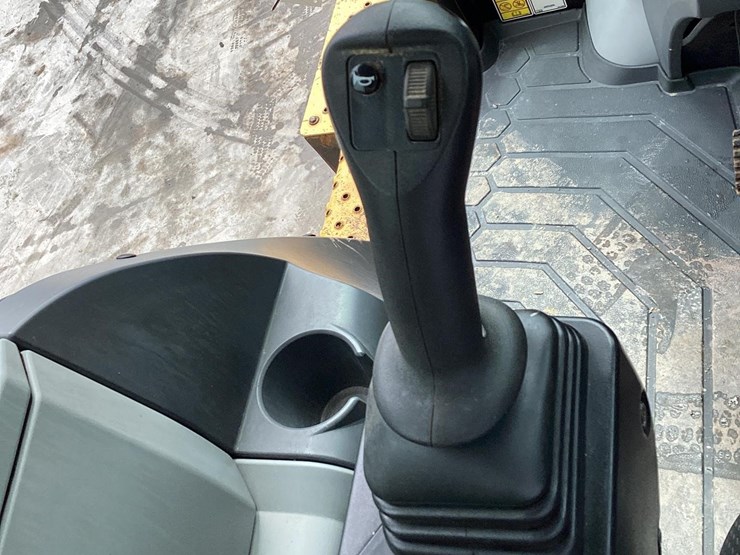 2019-caterpillar-440-image-17