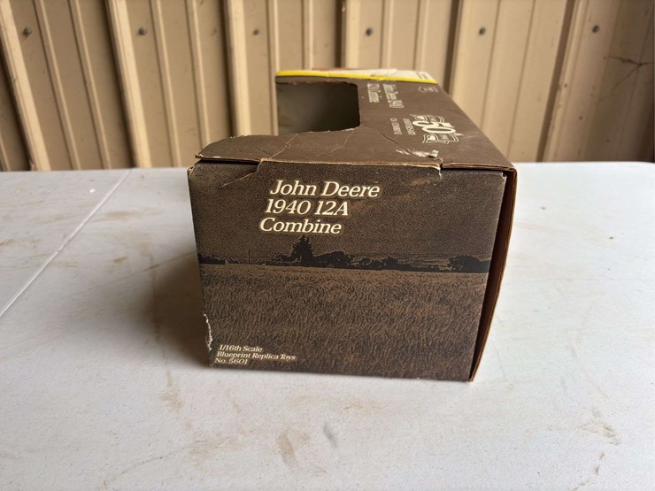 (2)-1/16-john-deere-12a-combine-and-1/32-40-series-tractor-nib-ertl-image-10