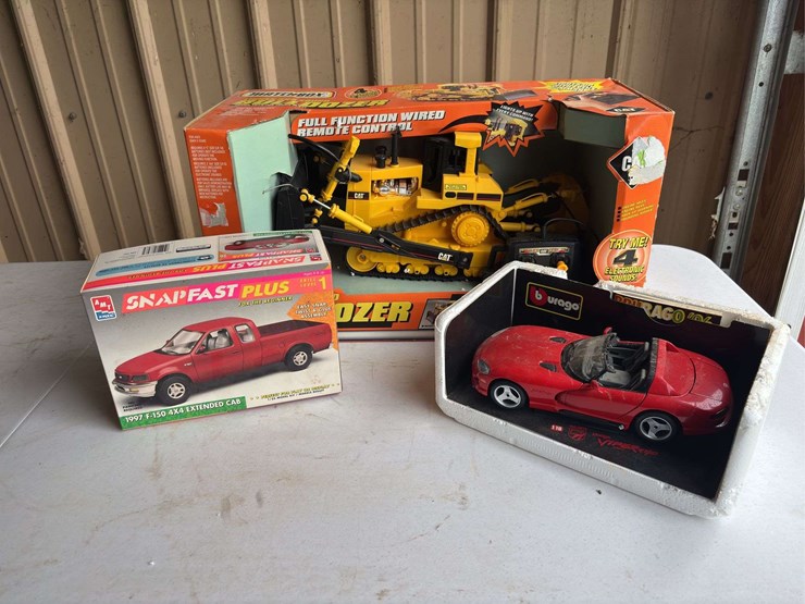 (3)-cat-bulldozer-remote-control-and-vehicle-models-image-1