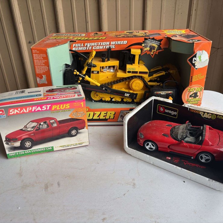(3) Cat Bulldozer Remote Control and Vehicle Models