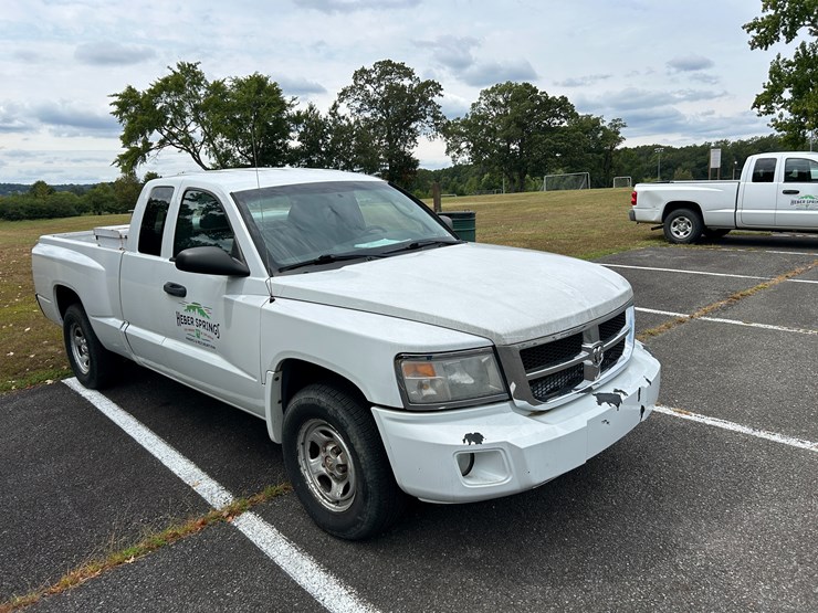2010-dodge-dakota-image-2