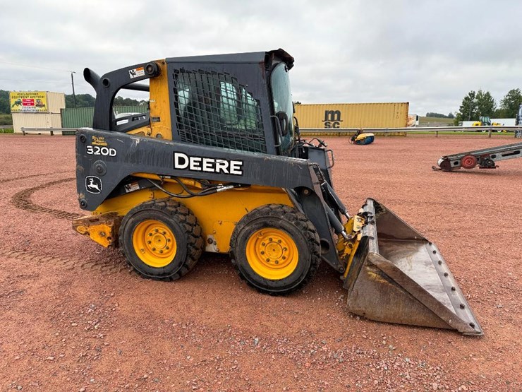 2010-deere-320d-image-3