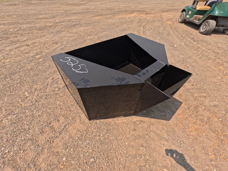 #5257-•-3/4-yard-skid-steer-concrete-bucket-image-1