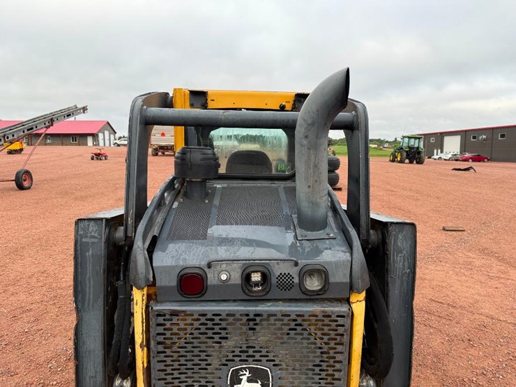 2010-deere-320d-image-24