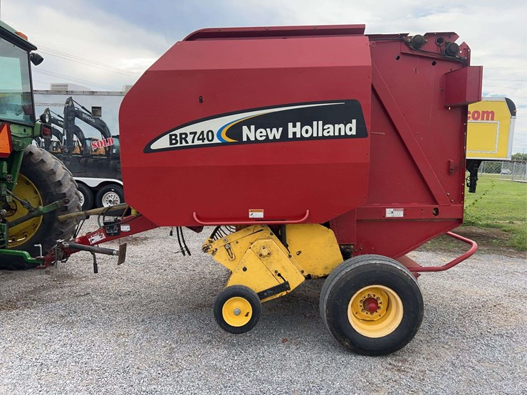 2005-new-holland-br740-image-7