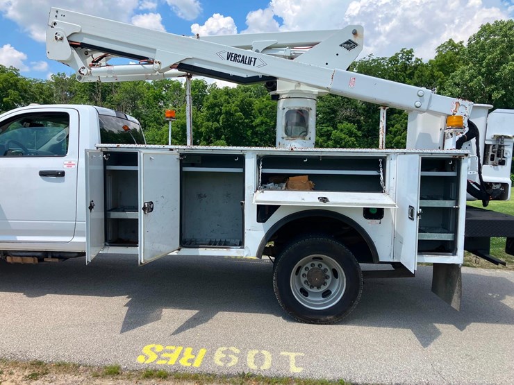 2014-dodge-5500-4x4-bucket-truck-image-3