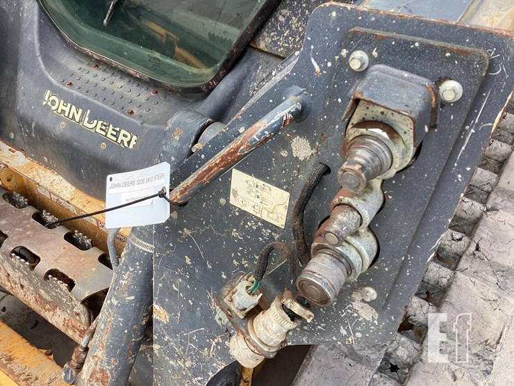 2015-deere-323e-image-11