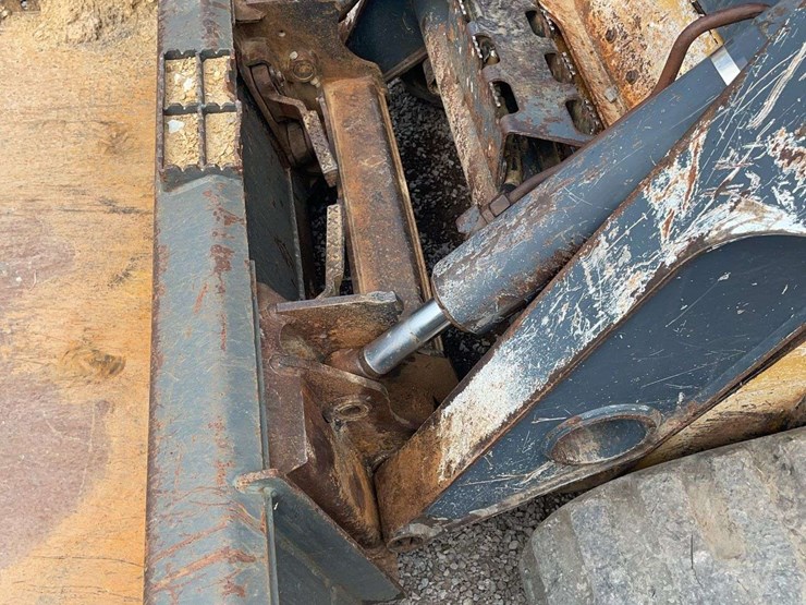2012-john-deere-329d-image-12