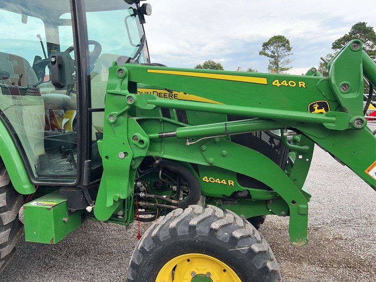 john-deere-4044r-image-16