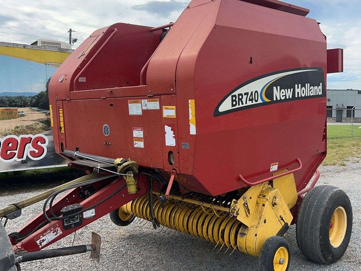 2005-new-holland-br740-image-1