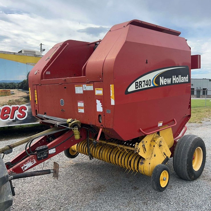 2005 NEW HOLLAND BR740
